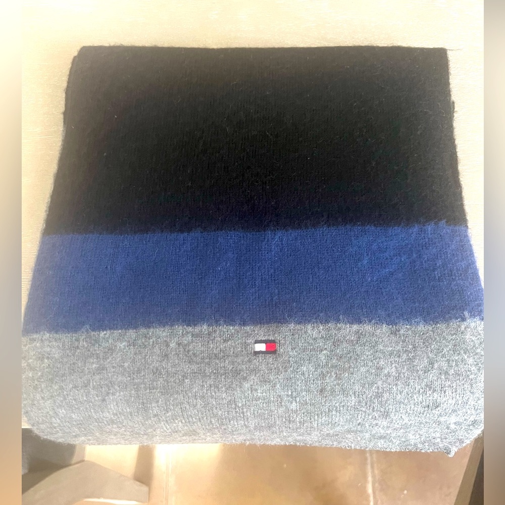AUTHENTIC Tommy Hilfiger scarf